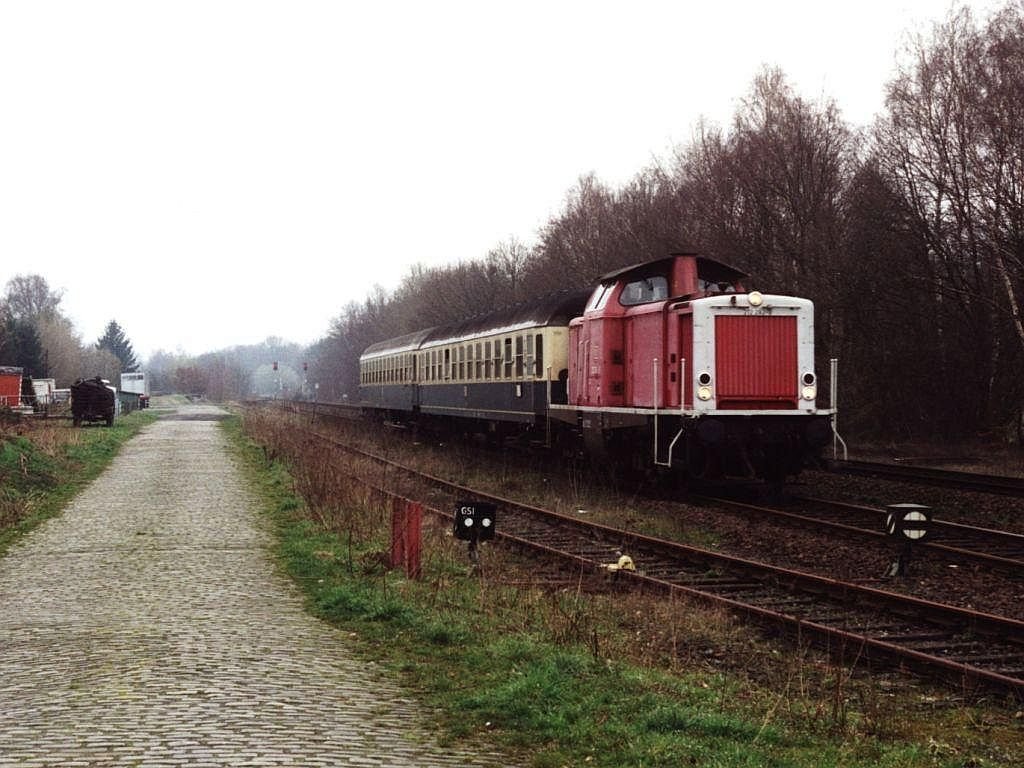 V100 212 282-8 with RB 7760 Delmenhorst-Osnabrck at the railway station of Hesepe on 6-2-2000. Photo and scan: Date Jan de Vries. 