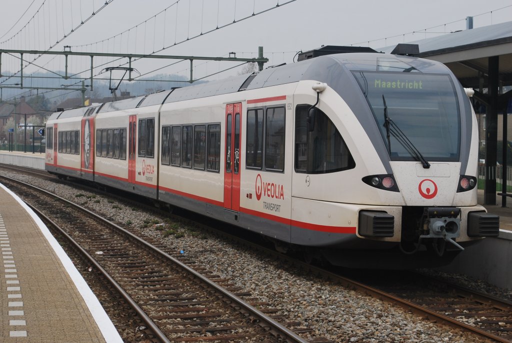 Veolia EMU stopping at Valkenburg on its way to Maastricht on 4 April 2012.