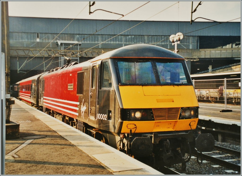 Virgin Class 90 002 in London Euston waits on the departure.
16.05.2000/pictured picture 