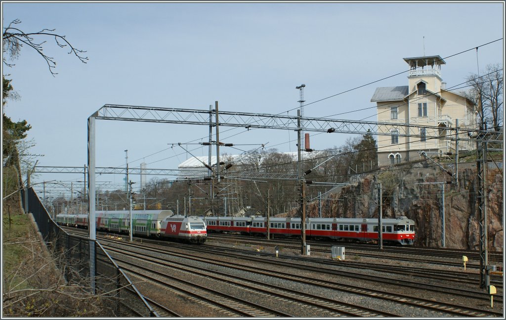 VR Sr2 with an IC and a Sm2 on a local service by Helsinki. 
30. 04.2012