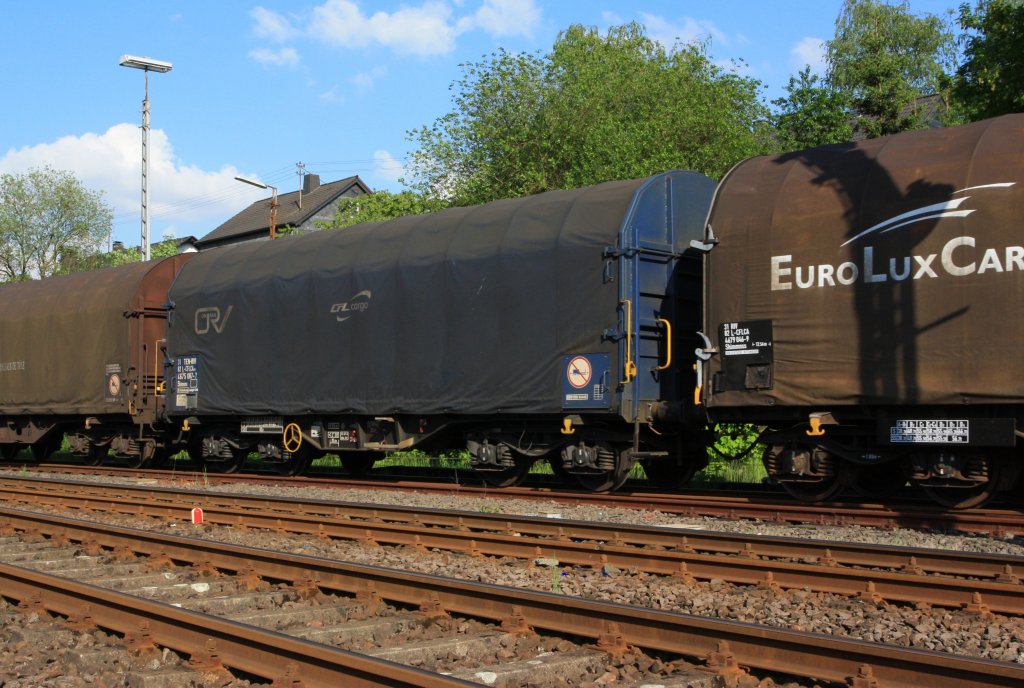 Wagon on bogies with four sets of wheels and sliding tarpaulin for coil transport (Shimmns), of the CFL cargo on 17.05.2011 in Herdorf (Germany).
