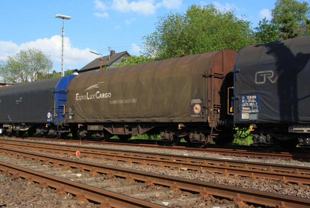 Wagon on bogies with four sets of wheels and sliding tarpaulin for coil transport (Shimmnss), of the EuroLuxCargo (CFL cargo) on 17.05.2011 in Herdorf (Germany).