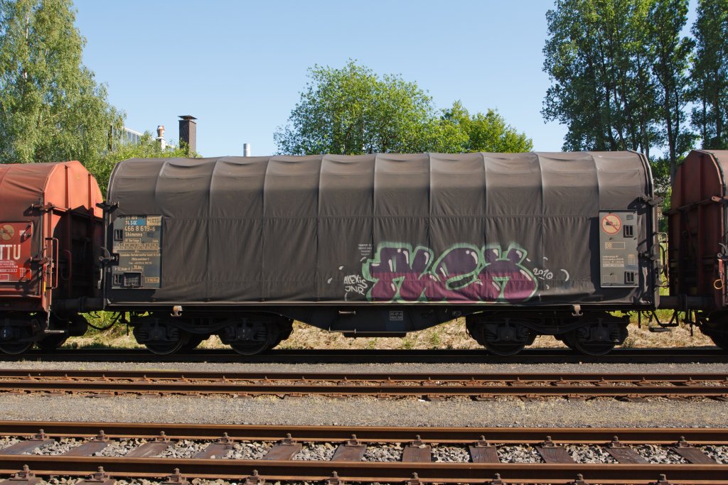 Wagon on bogies with four sets of wheels and sliding tarpaulin for coil transport  (Shimmns), by the Swedish company GreenCargo on 06/02/2011 in Herdorf (Germany).