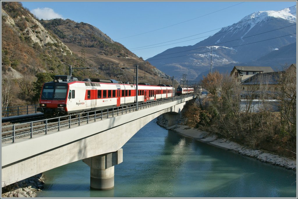  Walliser  Domino locals train on the Rhne Bridge by Leuk. 
21.01.2011