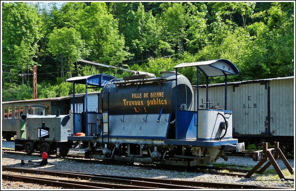 Water Sweeper XE 2/2 N 1 for the former Biel/Bienne tramway (closed 1948), however the car was owned by the city of Biel (Ville de Bienne). This water sweeper was built in 1915 by SWS and MFO and is now owned by the heritage railway Blonay-Chamby.
Chaulin, May 27th, 2012.