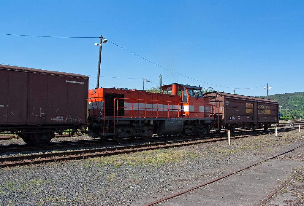 Westerwaldbahn (WEBA) Lok 7 (DH 1004), the shunting of two freight cars on 30.05.2011 in Scheuerfeld / Sieg.