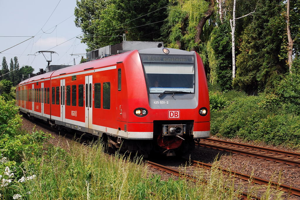 Where to hell is  Nicht einsteigen  (do not step in is the translation), that what's standing at the destiationboard of the electricl multipale unit of the class 425 from the Deutsche Bahn AG. It rides down the tracks from Rheydt to Cologne in the noontime of wendsday 30th of may 2012 at the city of Jchen and it isn't fare from the railrodcrossing Klner Strae.