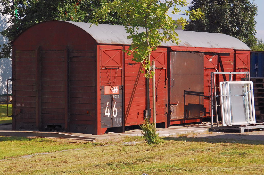 While an biketour through the Mnsterland at the city of Sdlohn I'll found the former swiss top of an old fraightcar. Nowerdays it's been used as an storehouse of an timbrecompanie. July 22th ot 2012