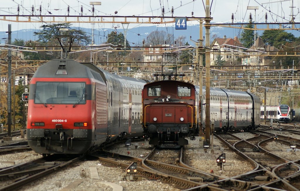 Wile the Ee 3/3 is waiting, the Re 460 leaves Lausanne with his IC 2000 to Geneva.
06.12.2009