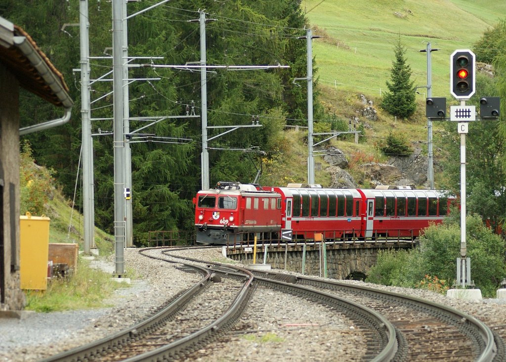 Will be in a few moment at Bergün station RhB Ge 4/4 with his Bernina Express. 
19.09.2009