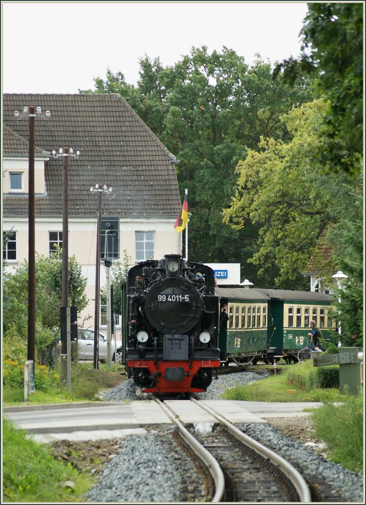 Will bee arriving in a few moment in Baabe:  RBB 994011-5 with a local train to Binz LB. 
16.09.2010. 