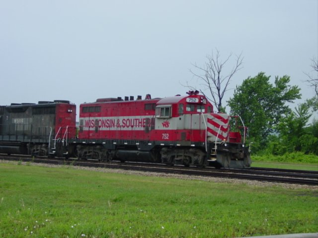 Wisconsin & Southern 752 pulls a train near Prarie Du Chien, Wisconsin on 19 June 2002.