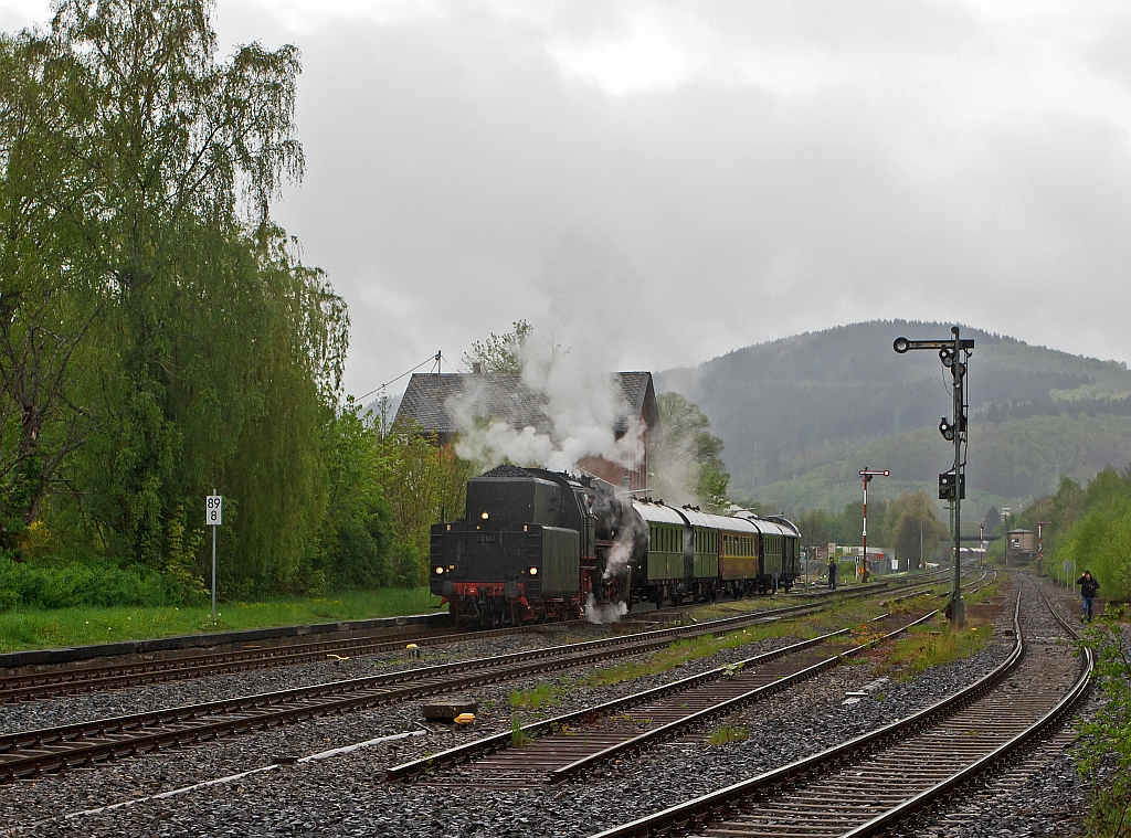 With 2 hours late on 06.05.2012, now in full rain. Came the steam locomotive 23 042, from the railway museum in Darmstadt-Kranichstein tender ahead from Gieen to the station Herdorf.