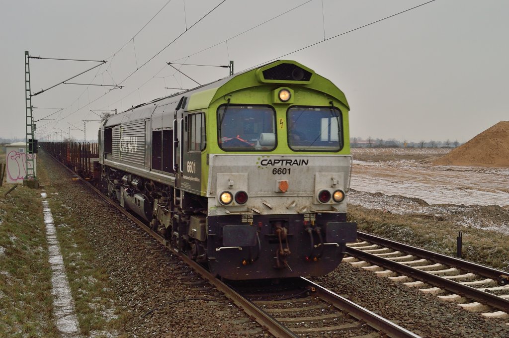 With an bunch of stake cars went the Captrain diesellocomotive Class 6601 the tracks down to Neuss on saturday 23rd of february 2013