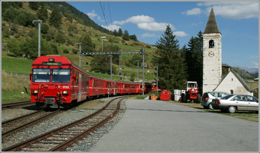 With the local train 1945 is arrving the control car at Lavin. 
11.09.2011