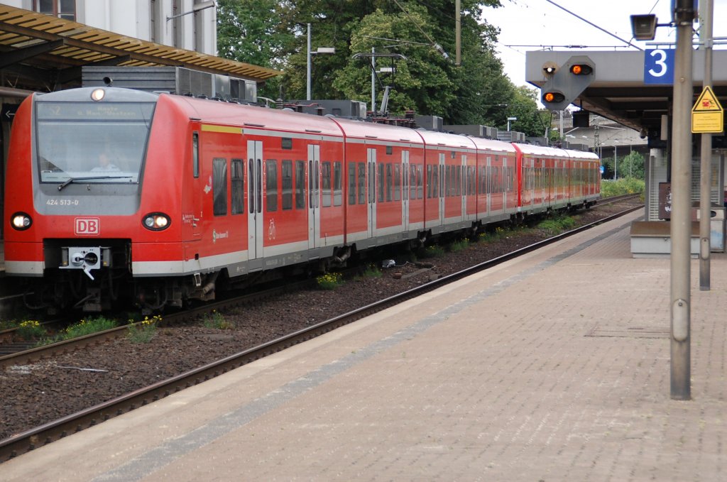Wunstorf-station in lower saxonie, just arrived this stoptrain of the line S2, it's an class 424 electricle multiple units in doubbletraction. It started in Nienburg/Weserriver went in a circle around Hannover to Haste. July 22th of 2011