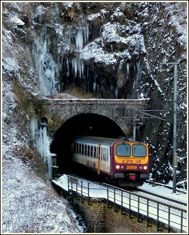 Z 2009 is leaving the tunnel  Féischterhaff  near Goebelsmühle on the cold February 3rd, 2012.