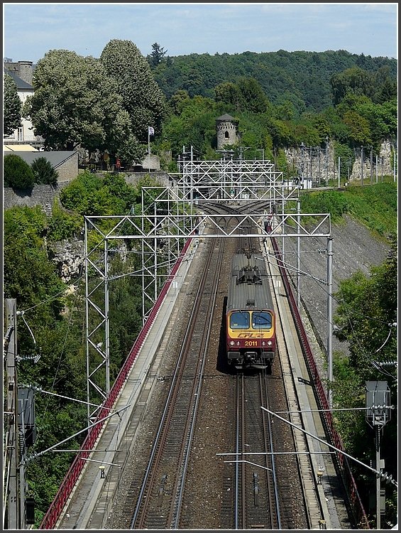 Z 2011 pictured on the Bisserweg bridge at Luxembourg City on August 1st, 2009. In the backgorund you can see the junction of both tracks from Troisvierges and Wasserbillig.