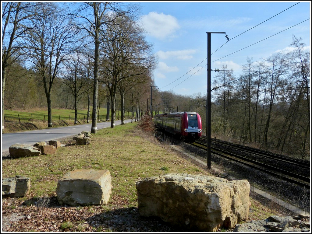 Z 2209 is running through the Alzette valley between Cruchten and Colmar-Berg on March 09th, 2012.