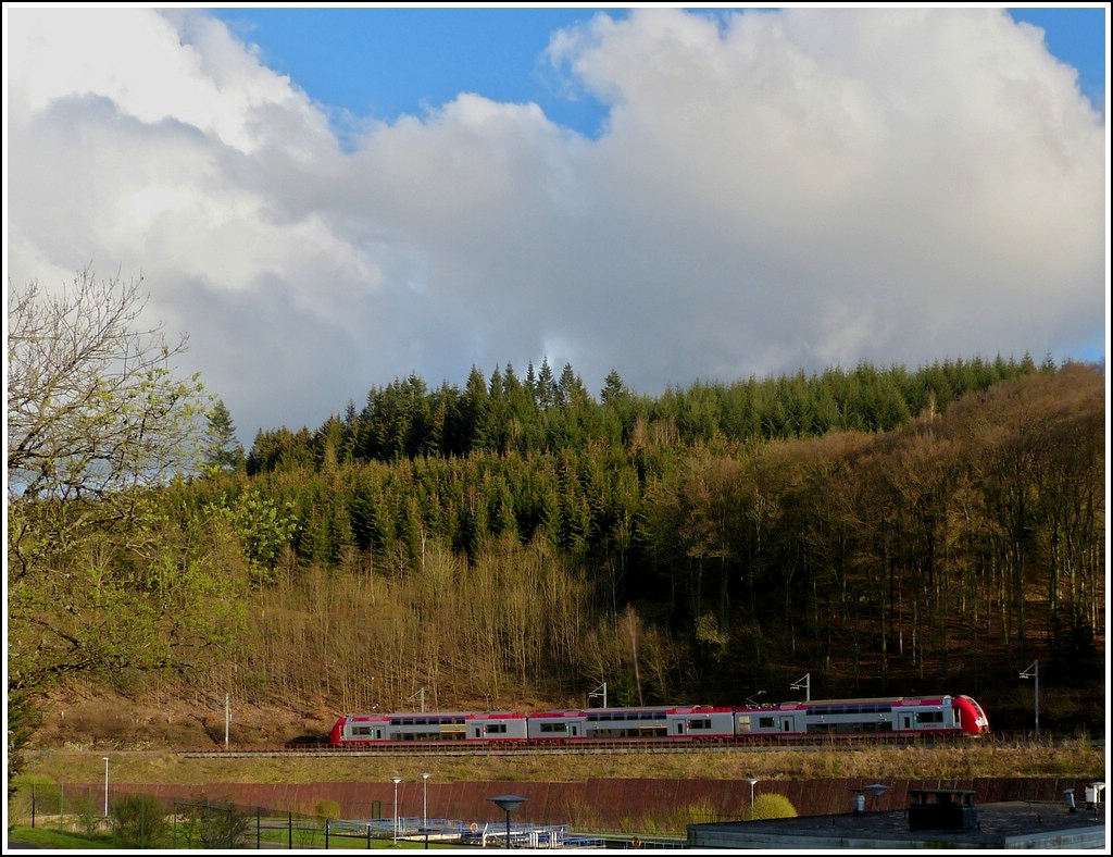 Z 2211 is running between Wiltz and Merkholtz on April 19th, 2012.