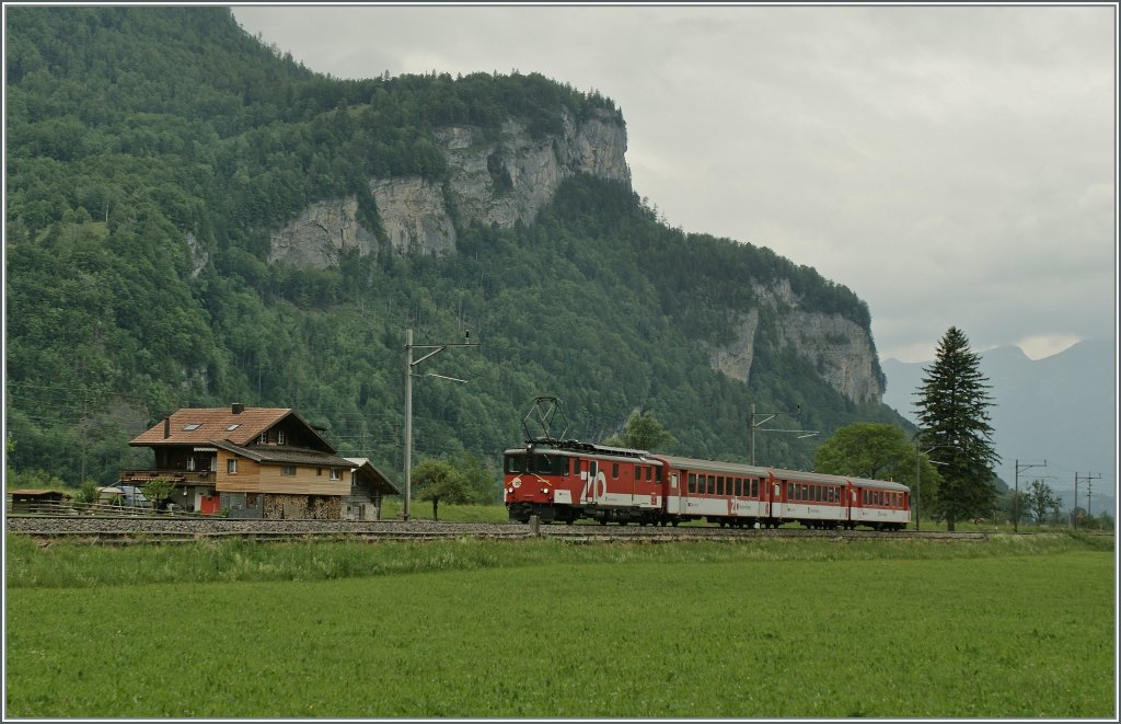  zb  local Train with an old De 4/4 near Meirinen.
01.06.2012