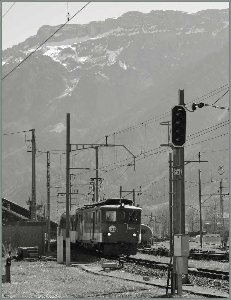 Zentralbahn  zb  De 110 003-1 is arriving with his IR in Interlaken Ost. 
09.04.2011