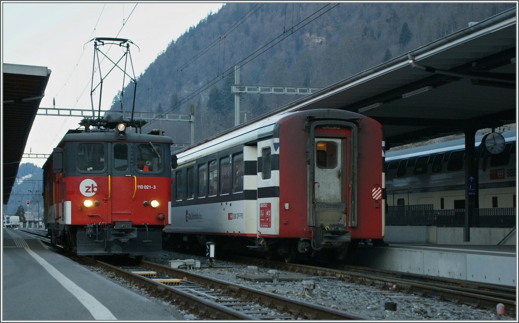 Zentralbahn  zb  De 4/4 110 021-3 in Interlaken East Station. 
05.02.2011

