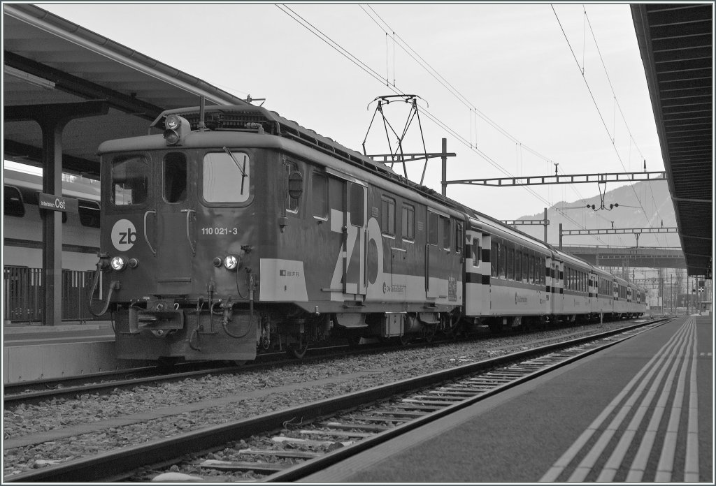 Zentralbahn  zb  De 4/4 110 021-3 with an IR in Interlaken Ost. 
05.02.2011