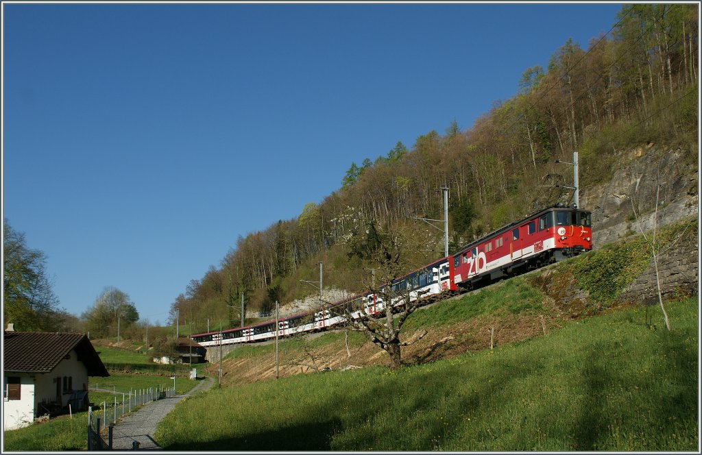 Zentralbahn  zb  De 4/4 110 021-3 wiht the IR 2215 from Interlaken to Luzern between Ringgenberg and Niederried. 
9.09.04.2011