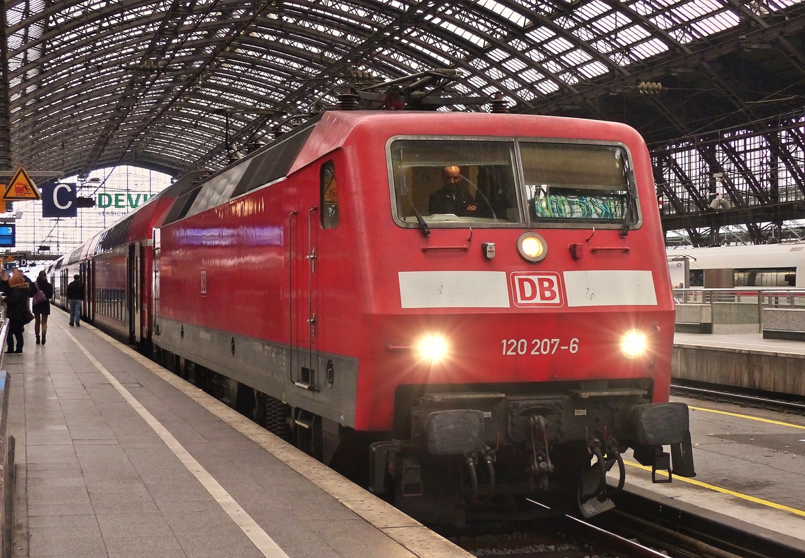 . 120 207-6 with RE 9 (Rhein-Sieg Express) Siegen Hbf - Aachen Hbf is waiting for passengers in Cologne main station on November 20th, 2014.