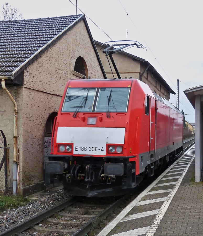 . 186 336-4 is running alone through the station of Ensdorf on December 20th, 2014.