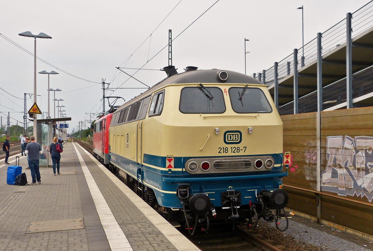 . 218 128-7 pictured in Troisdorf on June 26th, 2015.