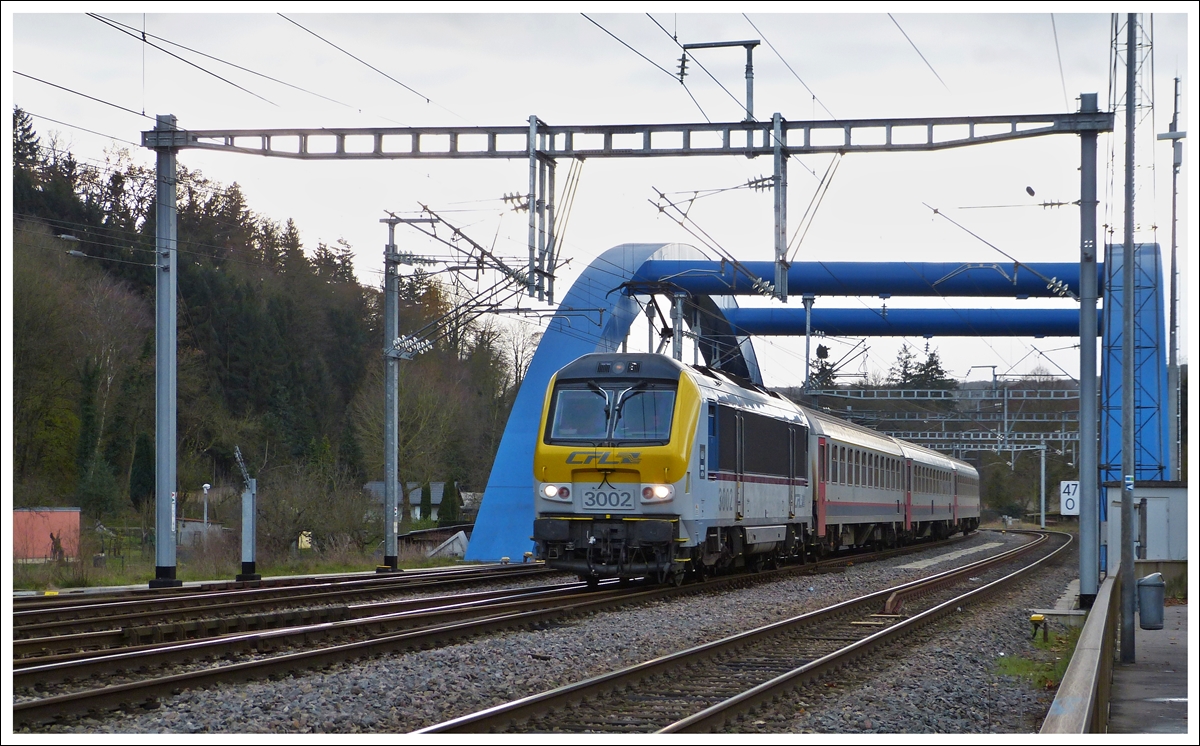 . 3002  Blankenberge  is hauling the IR 114 Luxembourg City - Liers into the station of Ettelbrück on December 6th, 2013.