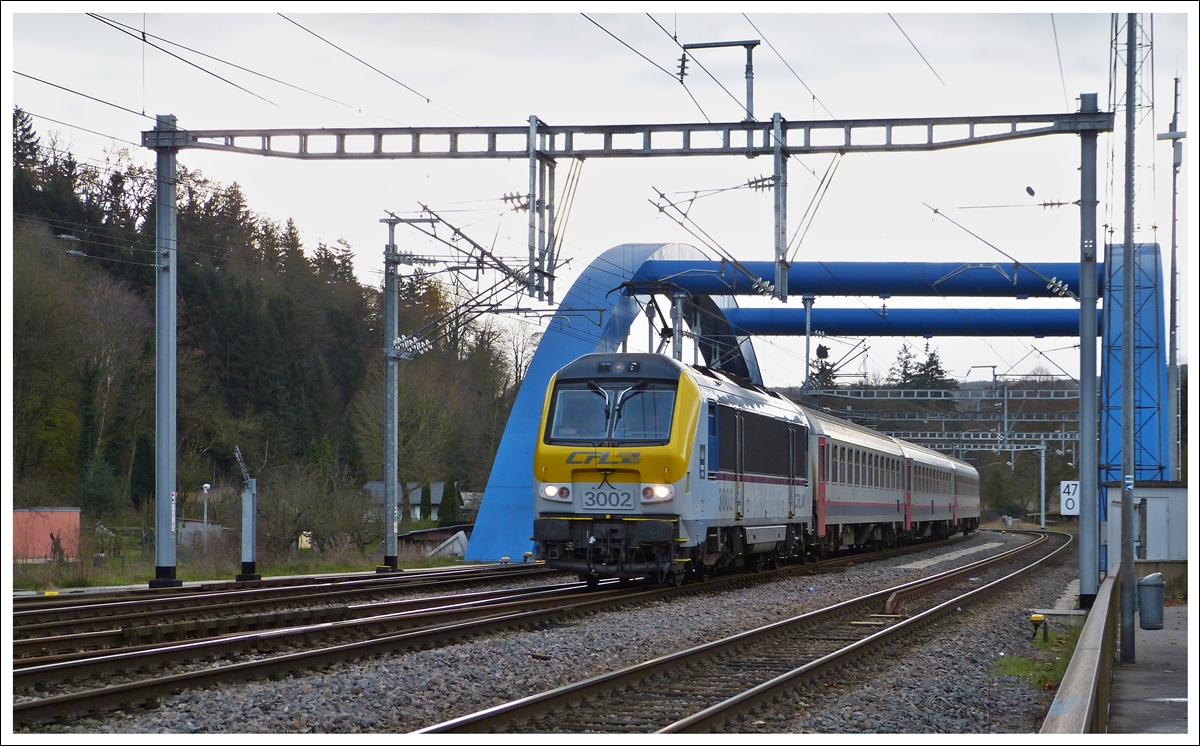 . 3002  Blankenberge  is hauling the IR 114 Luxembourg City - Liers into the station of Ettelbrck on December 6th, 2013.