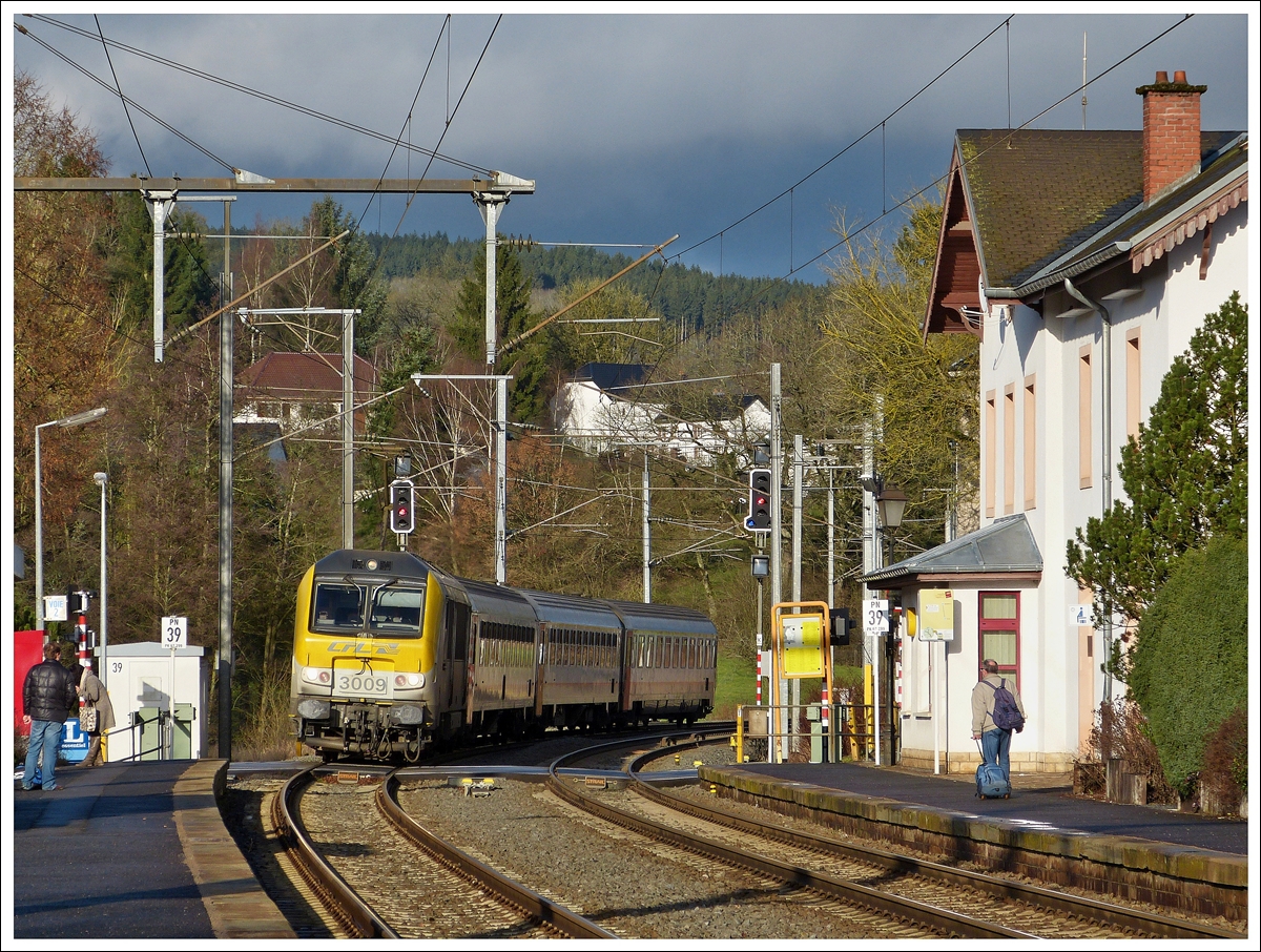 . 3009 is hauling the IR 113 Liers - Luxembourg City into the station of Wilwerwiltz on January 8th, 2014.