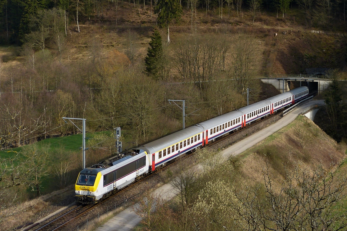 . 3012 is heading the IR 118 Luxembourg City - Liers in Lellingen on March 27th, 2012.