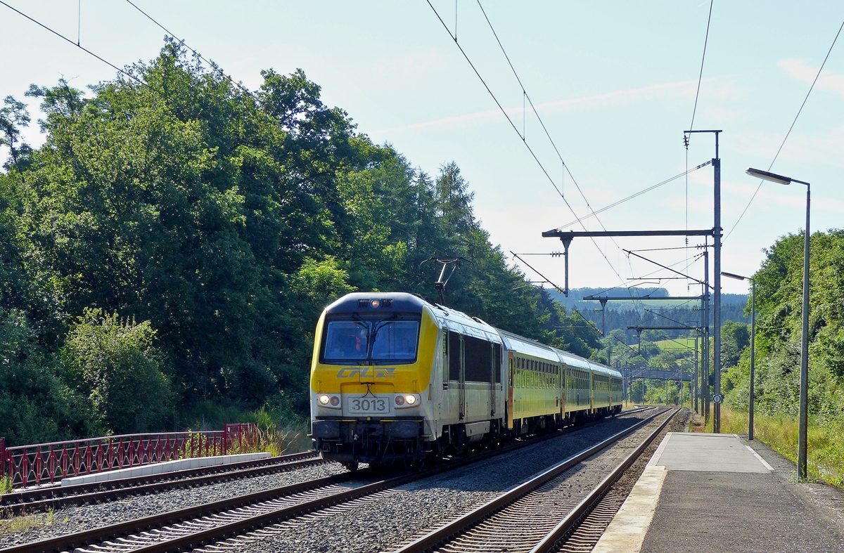 . 3013 is hauling the IR 110 Luxembourg City - Liers into the station of Wilwerwiltz on July 15th, 2014.