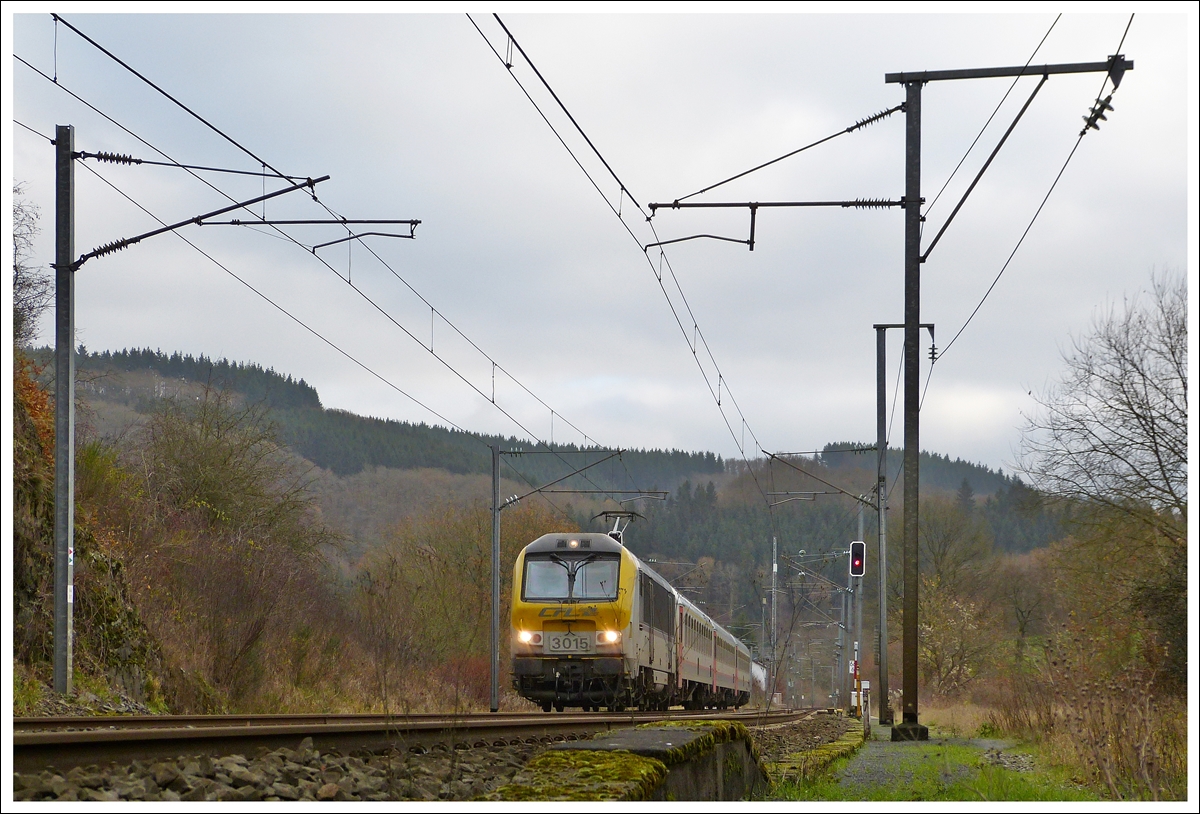 . 3015 is heading the IR 114 Luxembourg City - Liers between Lellingen and Wilwerwiltz on December 1st, 2013.