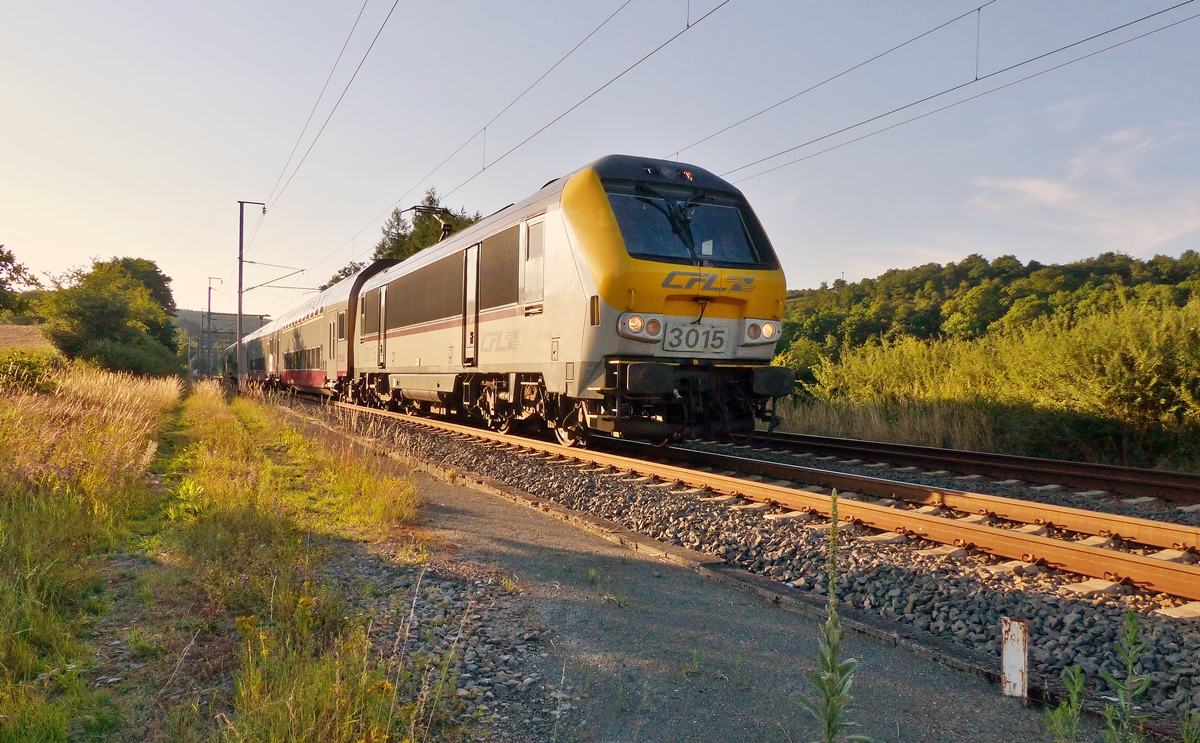 . 3015 is heading the IR 3745 Troisvierges - Luxembourg City in Wilwerwiltz in the evenig of July 17th, 2014.