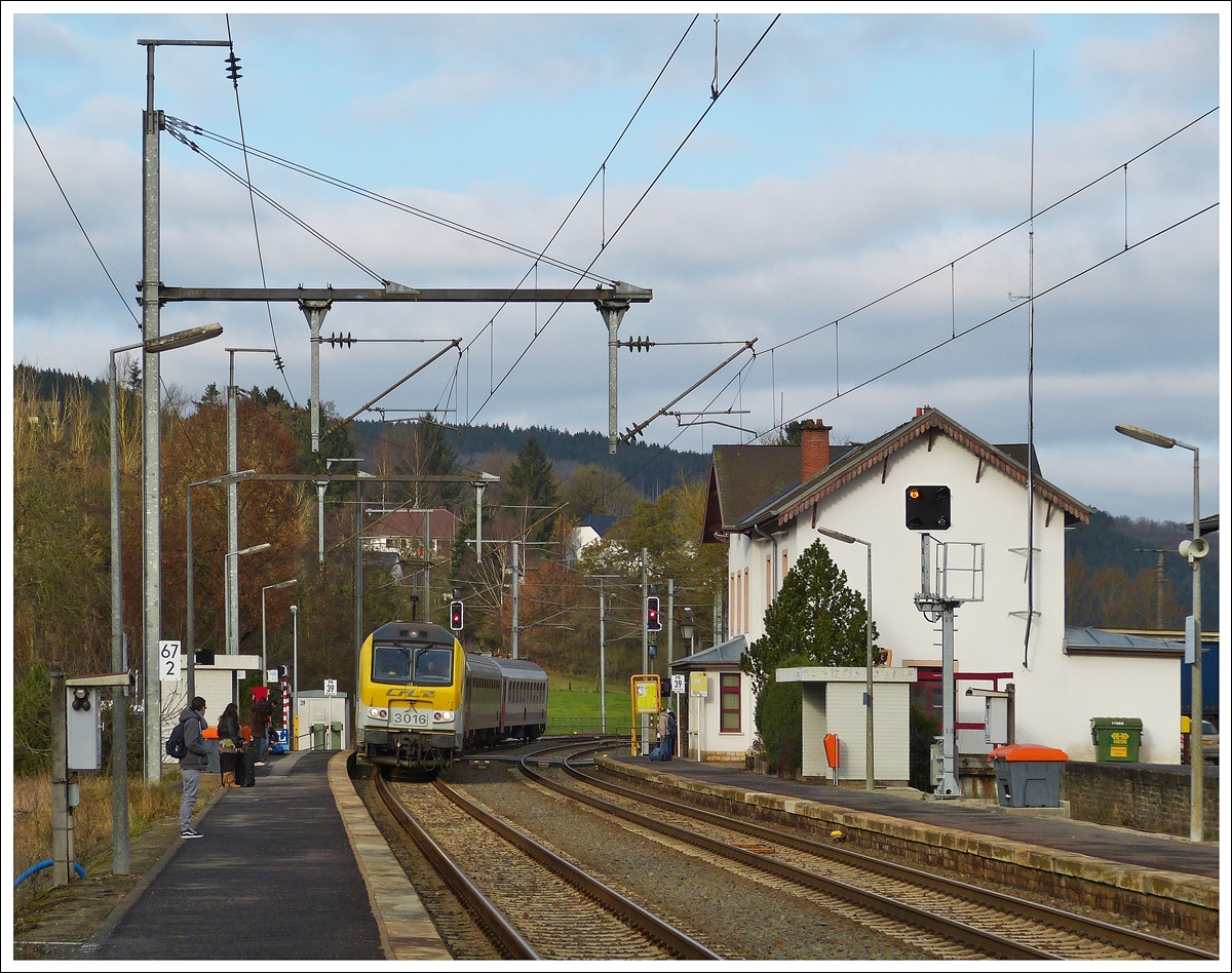 . 3016 is hauling the IR 113 Liers - Luxembourg City into the station of Wilwerwiltz on December 2nd, 2013.