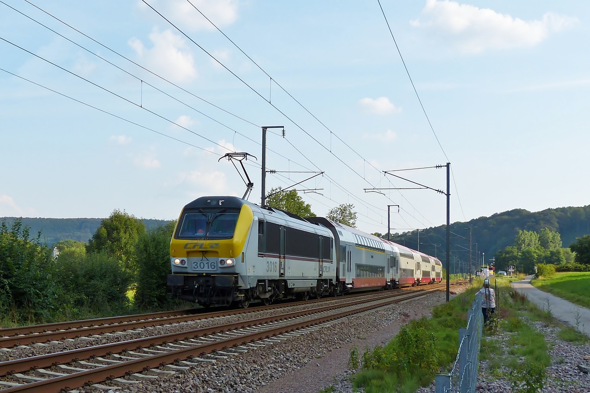 . 3016 is hauling the IR Luxembourg City - Troisvierges through Erpeldange/Ettelbrck on August 1st, 2014.