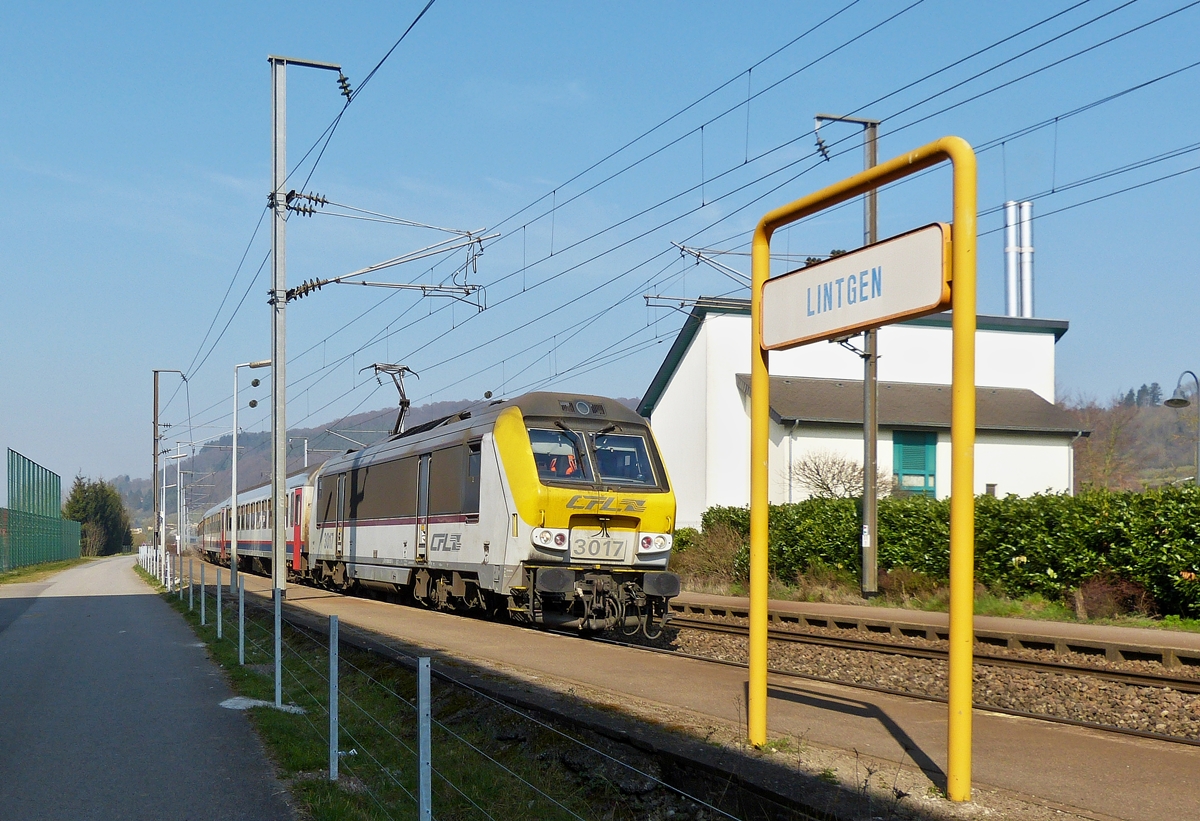 . 3017 is hauling the IR 115 Liers - Luxembourg City through Lintgen on March 14th, 2014.