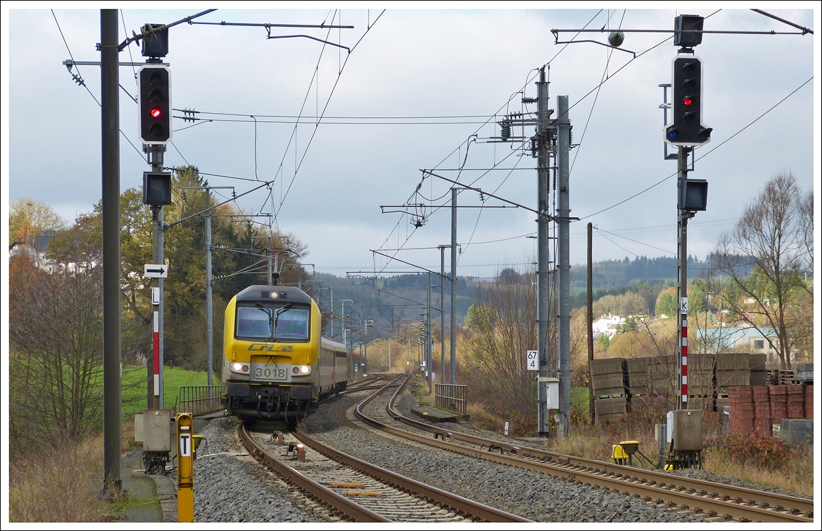 . 3018 is hauling the IR 115 Liers - Luxembourg City into the station of Wilwerwiltz on December 1st, 2013.