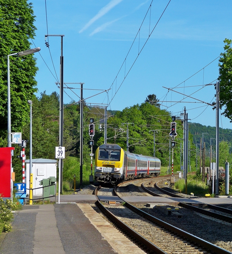 . 3019 is hauling the IR 111 Liers - Luxembourg City into the station of Wilwerwiltz on May 25th, 2014.