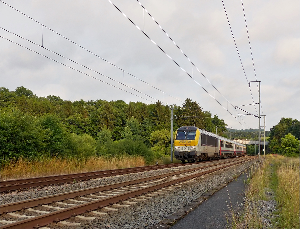 . 3019 is hauling the IR 120 Luxembourg City - Liers through Wilwerwiltz on July 11th, 2014.