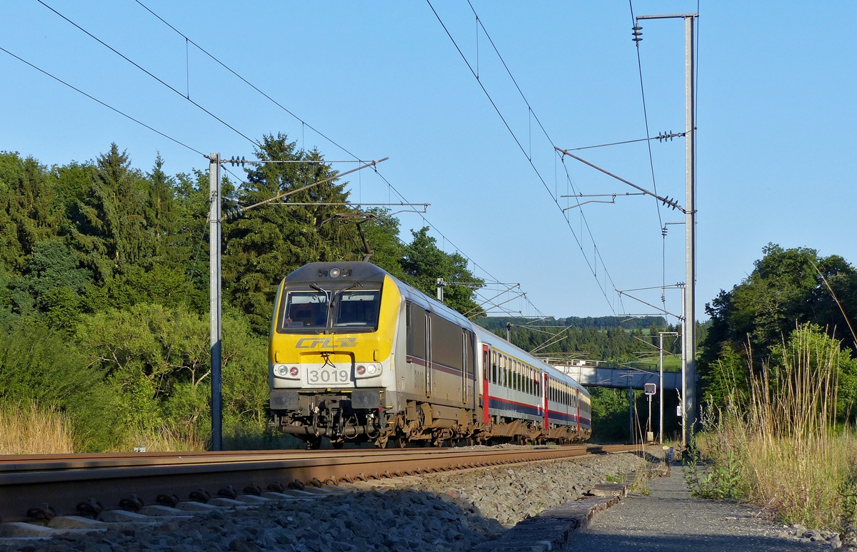 . 3019 is hauling the IR 120 Luxembourg City - Liers through Wilwerwiltz on July 17th, 2014.