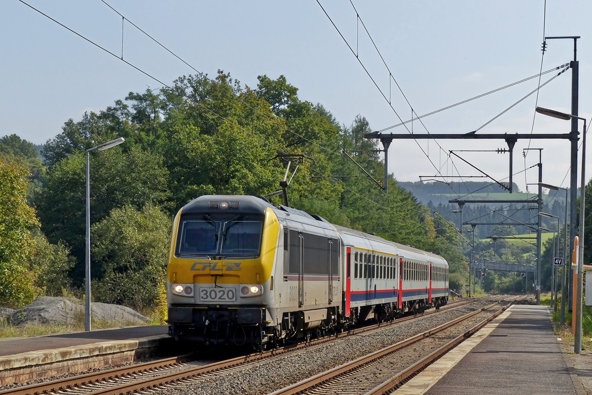 . 3020 is hauling the IR 114 Luxembourg City - Liers into thr station of Wilwerwiltz on September 23rd, 2014.