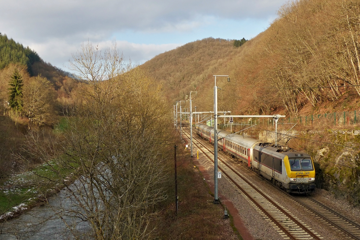 . 3020 is hauling the IC 112 Liers - Luxembourg City along the river Woltz near Goebelsmhle on January 20th, 2015.