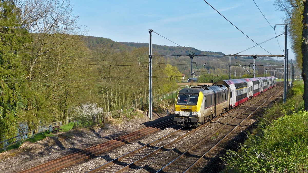 . 3020 is hauling the RE 3834 Troisvierges - Luxembourg City through Schieren on April 21st, 2015.