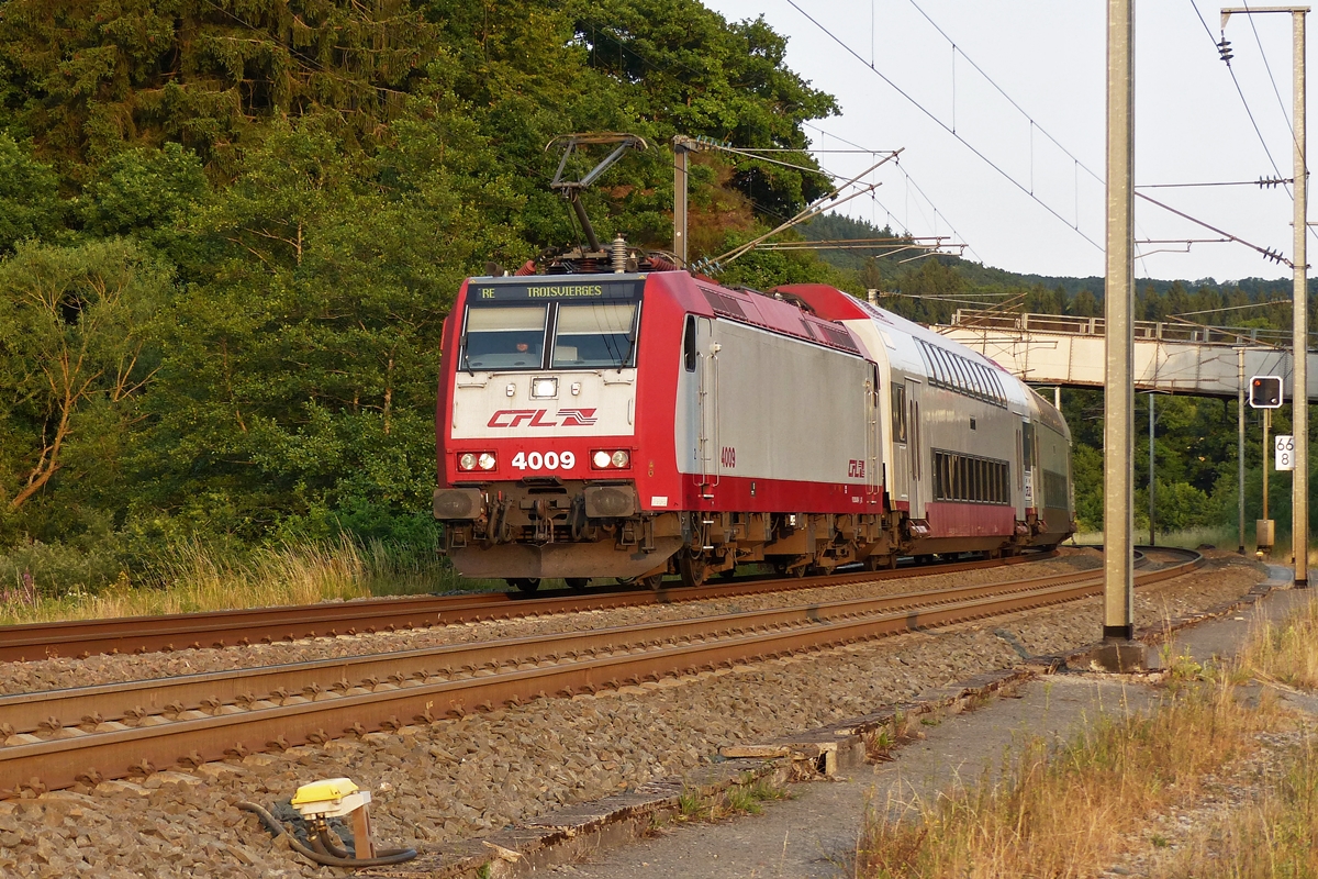 . 4009 is hauling the RE 3820 Luxembourg City - Troisvierges through Wilwerwiltz on July 16th, 2015.